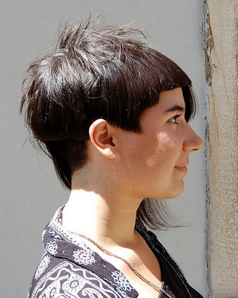 bok cieniowanej fryzury krótkiej asymetrycznej, uczesanie damskie zdjęcie numer 144A